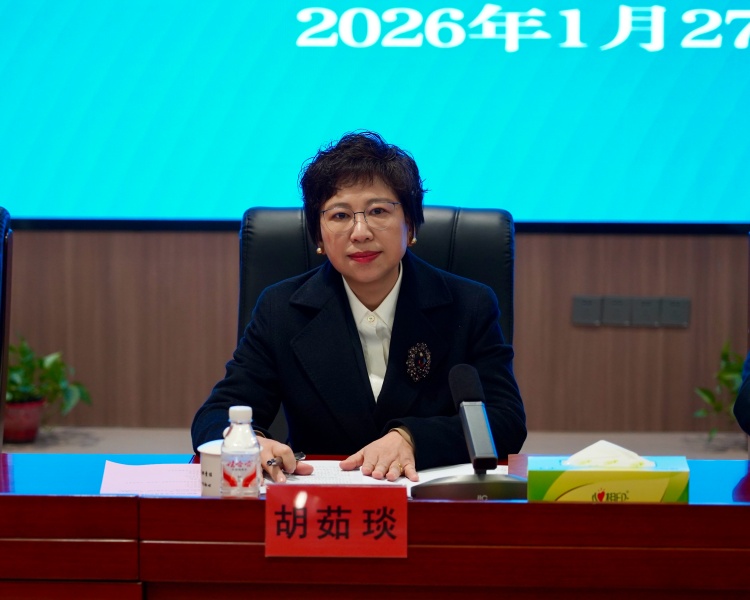 务虚会-董事长单人照_副本.jpg 务虚会-董事长单人照_副本.jpg